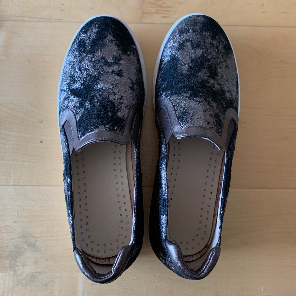 Super artsy bronze and black platform slip ons